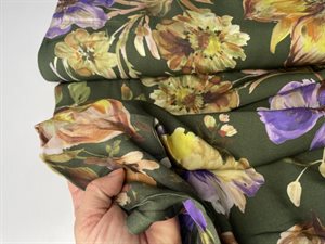 Fastvævet viscose - med fine store akvarel blomster 